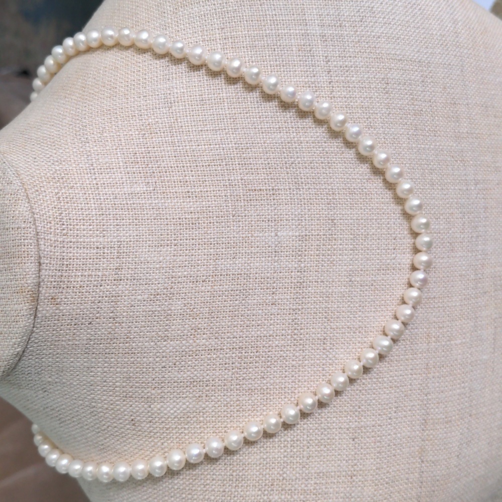 Pearl Necklace, Solid 14 Karat Gold Clasp, NWT, Macy, 6-7 Millimeters, Classic
